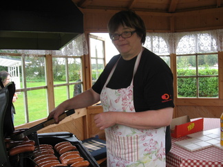 Riitta paistaa makkaraa ja kaupaks käy